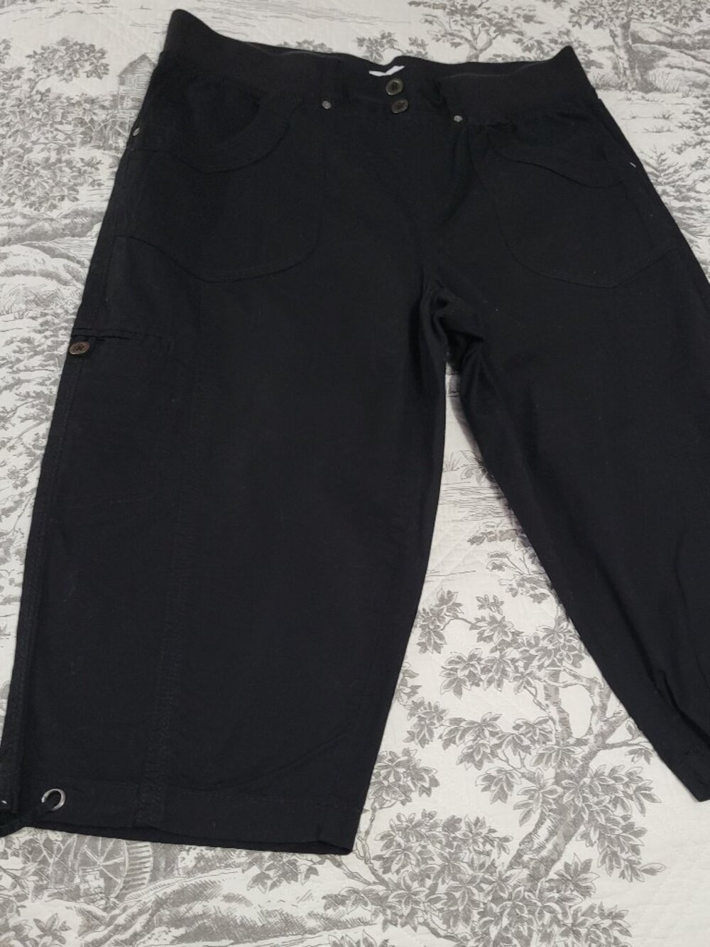 DASH Black Cotton Pull-on Cargo Capris Size Medium EUC
